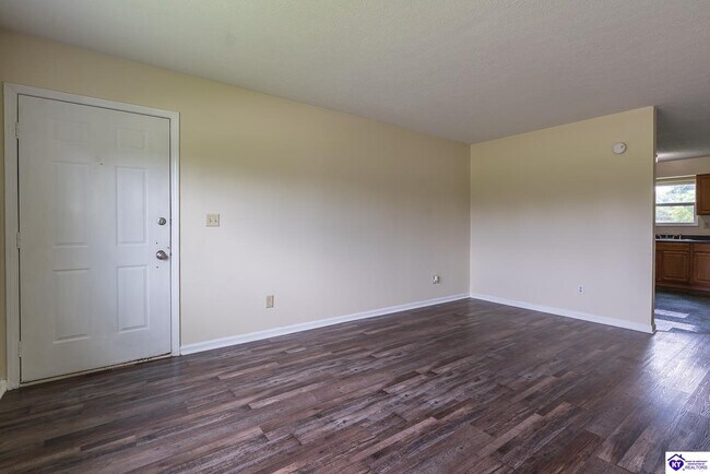 Building Photo - 390 W Elm Rd