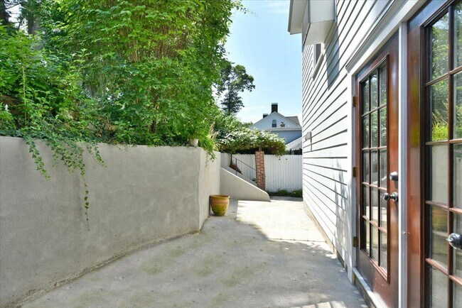 Building Photo - 158 Woodbine Ave