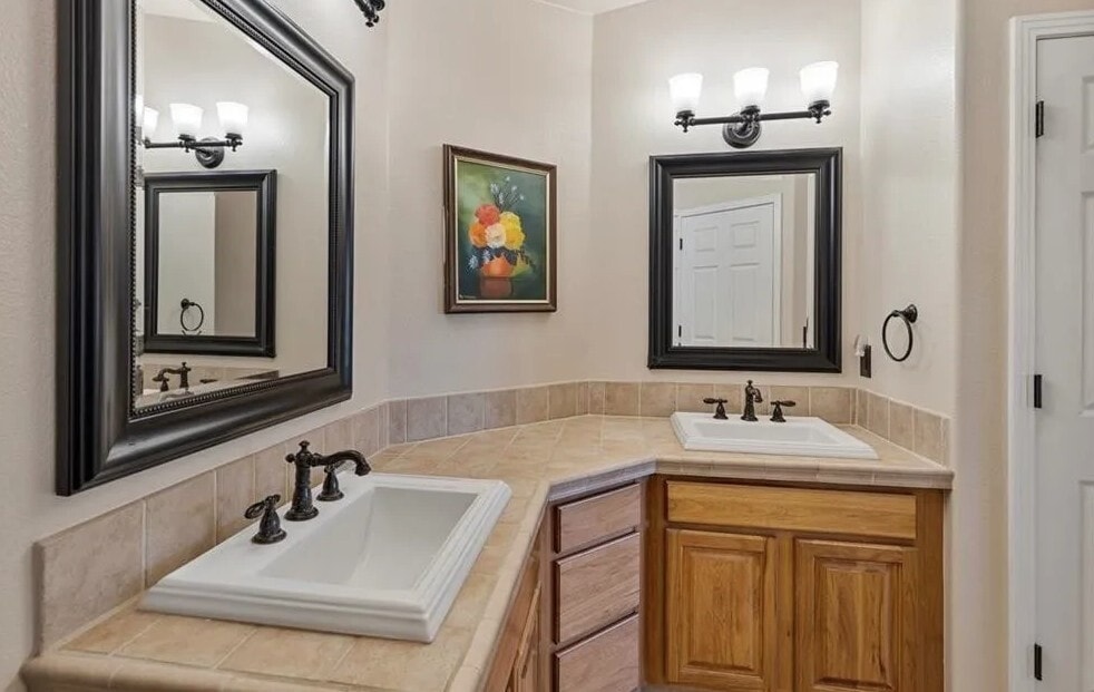 primary ensuite double vanity - 152 Las Lunas St