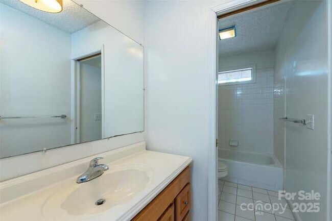 Building Photo - 411 Holly Hill Dr
