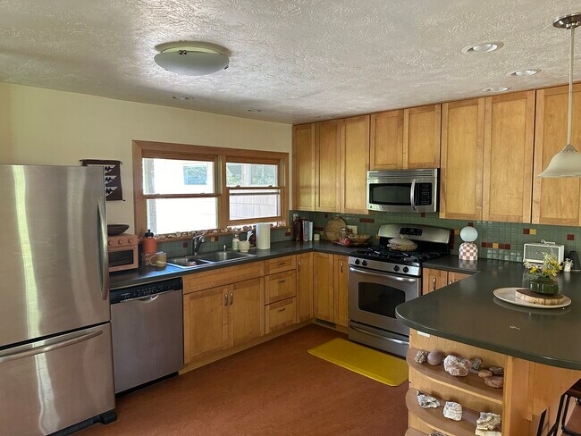 Building Photo - 143 E 100 N