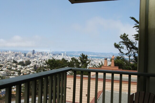 Building Photo - Epic REA: Top Floor 2 BR/2 BA Condo, Pano Views, Balcony, 3-4 Pkg, Storage