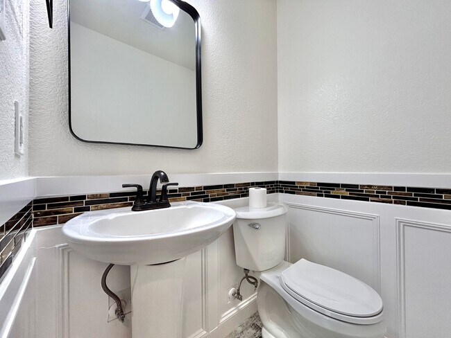 Building Photo - Beautiful 3/BR 2.5/BA Home with Modern Fin...