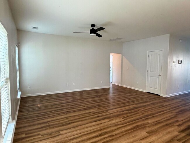 Building Photo - Spacious 5-bedroom, 3-bath home featuring two additional flex rooms!