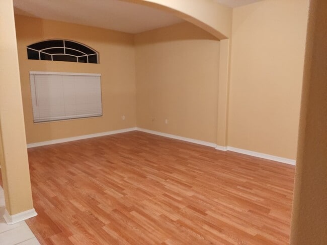 Building Photo - 3/2/2 House with screened in porch, on a c...