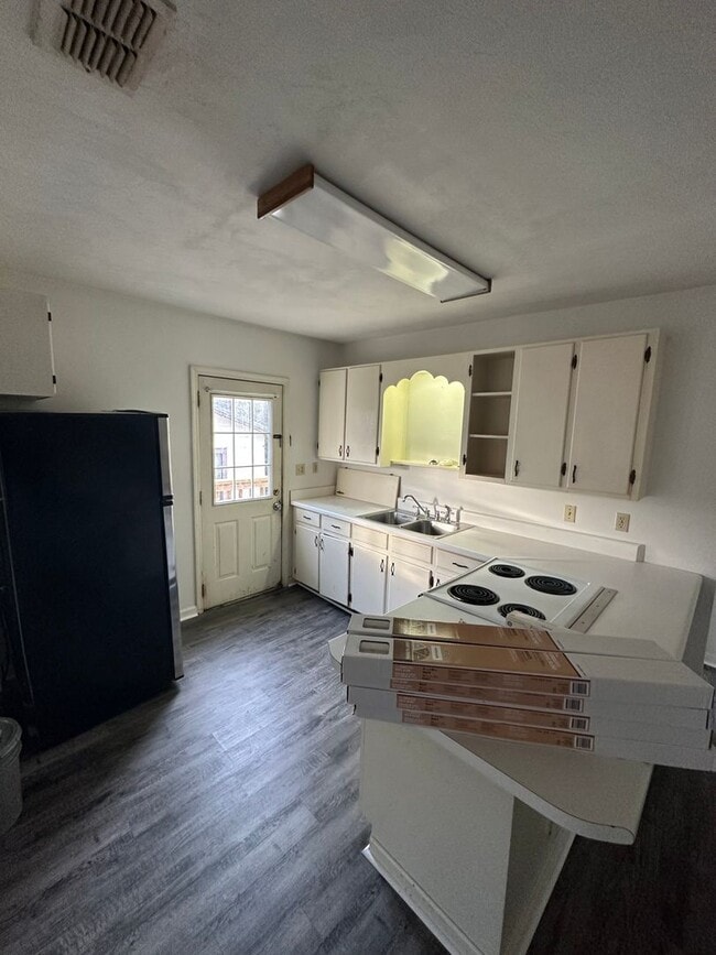 Building Photo - 3 bedroom 2 bath house in Midtown! Available NOW!
