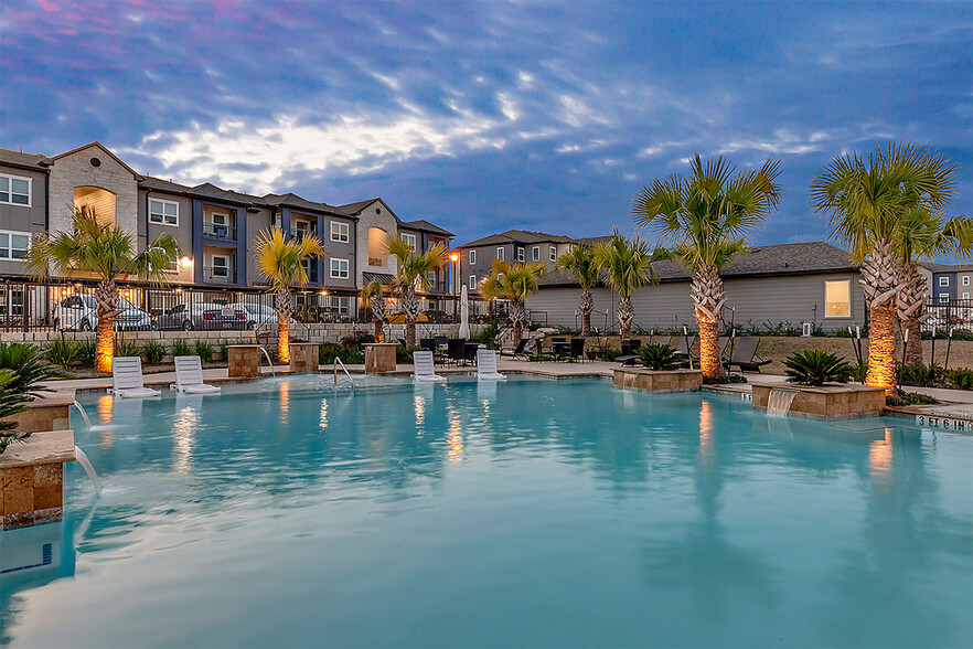 Resort Style Pool - Ventana Plum Creek