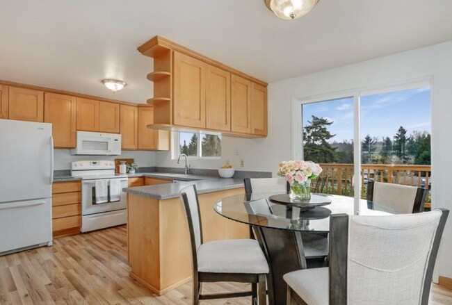 Building Photo - Beautifully Updated 4BR Split-Level Home i...