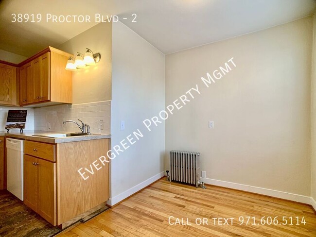 Building Photo - Charming Studio Apartment in Sandy! | $1,195