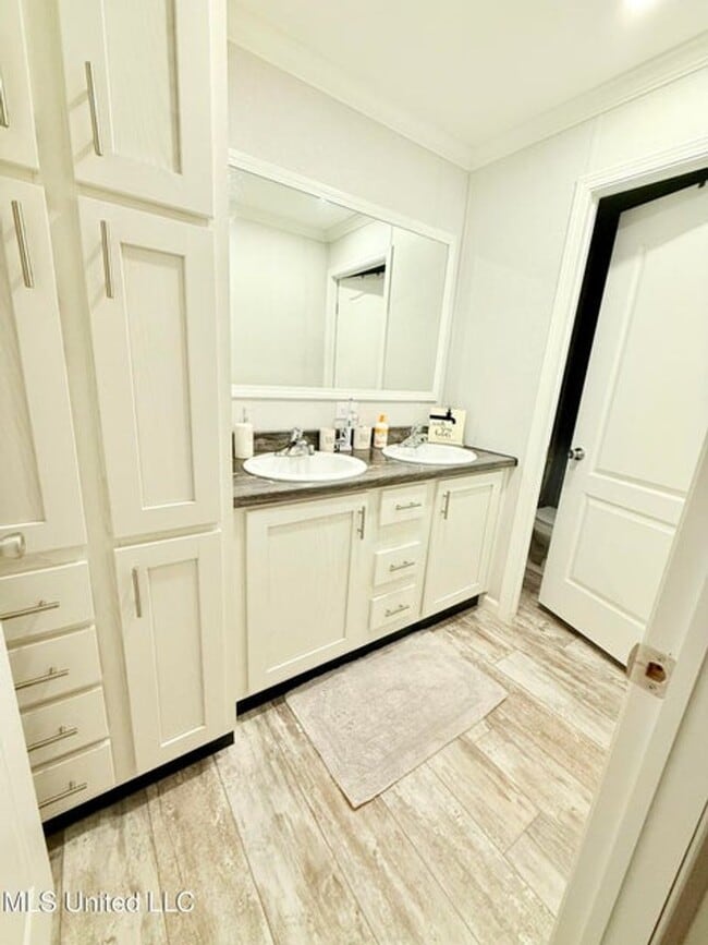 Building Photo - Spacious 5-Bedroom Home on Half an Acre