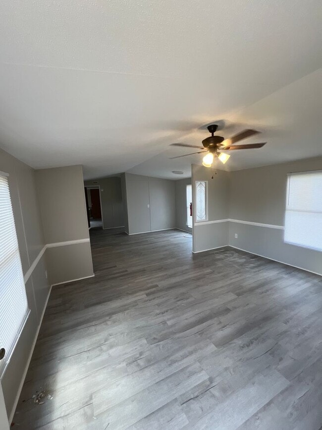 Building Photo - 3 Bed/2 Bath Mobile Home