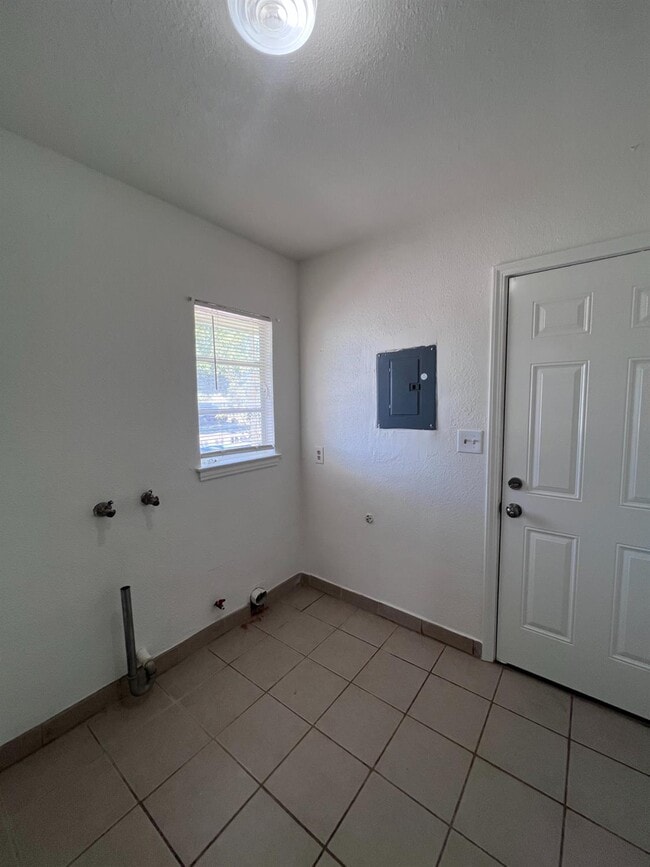 Building Photo - 2905 E Lamona Ave