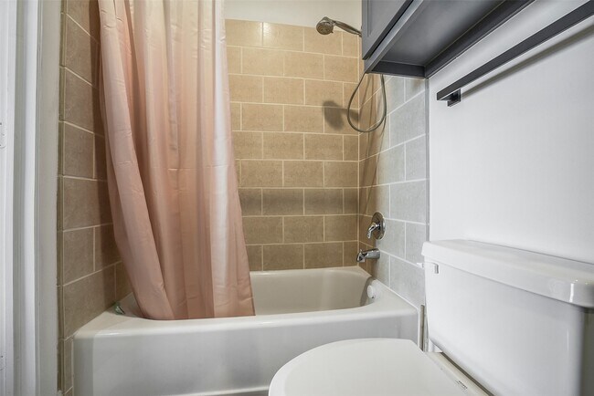 Building Photo - 904 Roy St