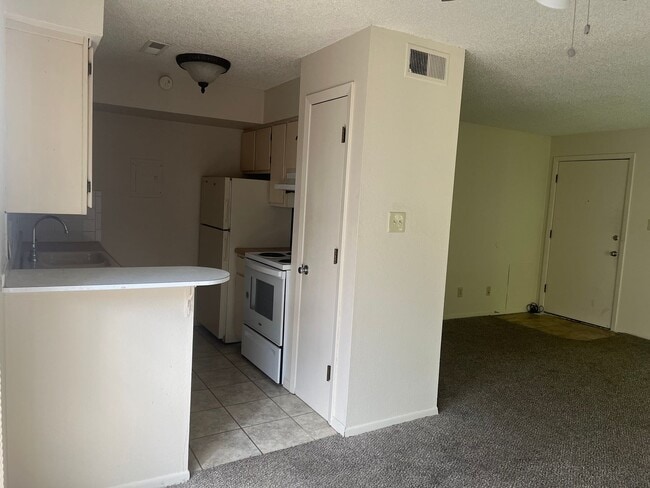 Building Photo - 1 BEDROOM 2ND FLOOR CONDO UNIT WITH ON SIT...