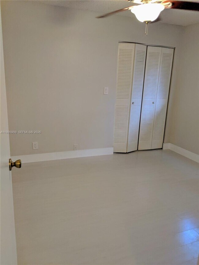 Building Photo - 460 Lakeview Dr