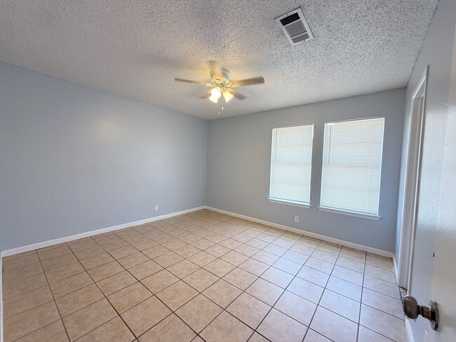 Building Photo - 2 Star Cir