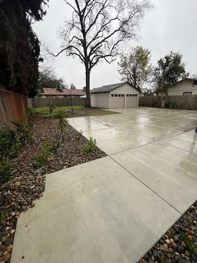 Building Photo - 916 N Mooney Blvd