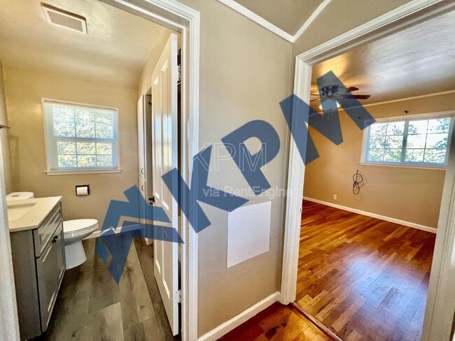 Building Photo - 401 W Mariposa Ave