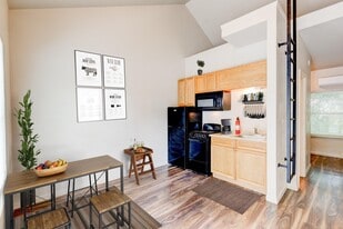 Building Photo - Lenora