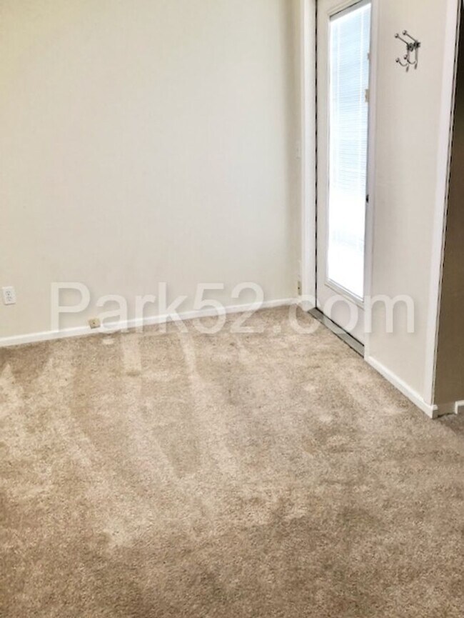 Building Photo - 3 Bedroom Single Family Home - Views!