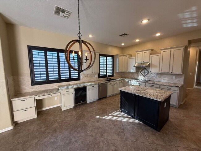 Building Photo - Beautiful 6 Bedroom - 4 Bath w/Private Poo...