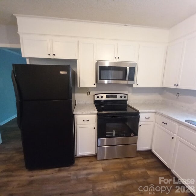 Building Photo - 10417 White Pine Rd