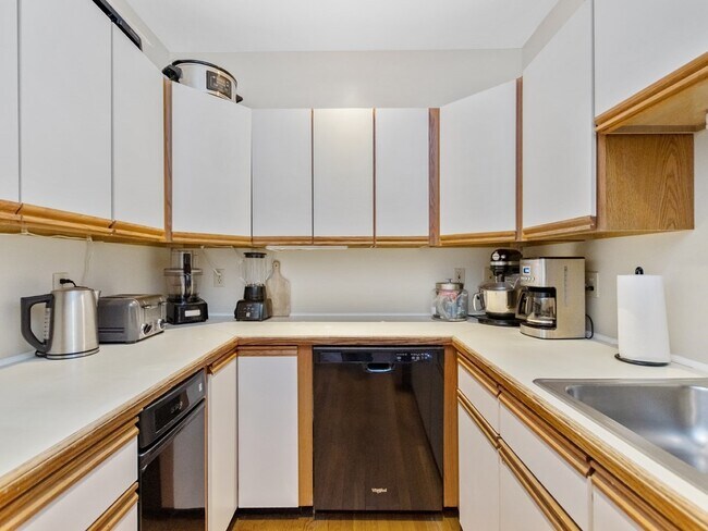 Building Photo - 13 Monument Sq