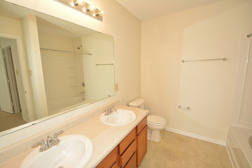 Building Photo - 15459 Border Dr