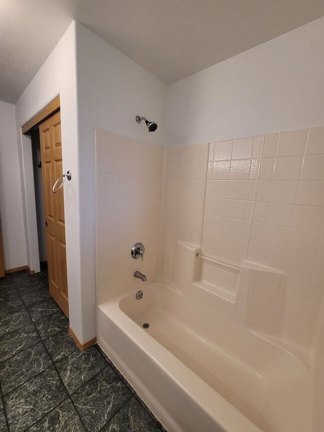 Building Photo - Spacious 3 bedroom 2 bath home in Kula-Ava...