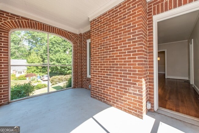 Building Photo - 208 Shadowmoor Dr