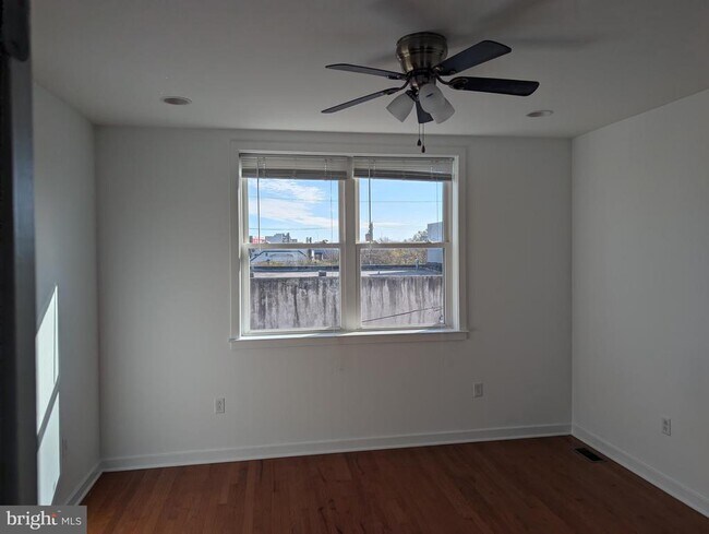 Building Photo - 1222 S Harmony St