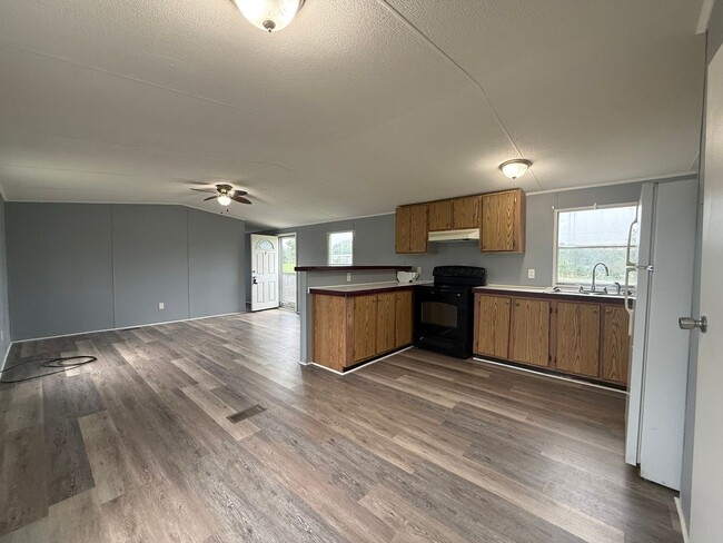 Building Photo - 3 Bedroom 2 Bathroom Mobile Home Located i...