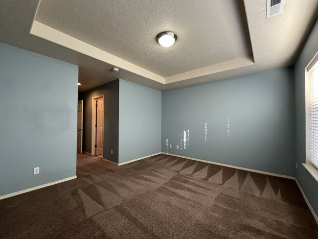 Building Photo - Charming 3-Bed, 3-Bath Home with Bright Ki...