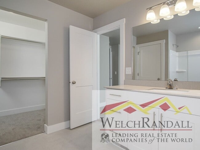 Building Photo - Beautiful 3 Bed 2.5 Bath Townhome in West ...