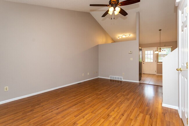 Building Photo - Charming 4-Bedroom Retreat with Modern Upd...