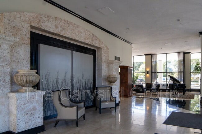 Building Photo - 400 E Colonial Dr