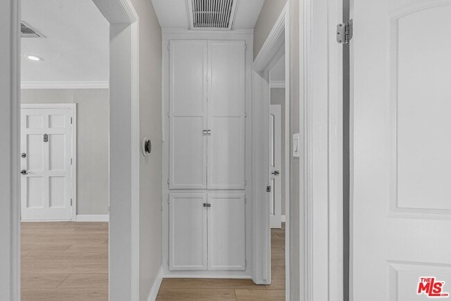 Building Photo - 1/2 W Olympic Blvd