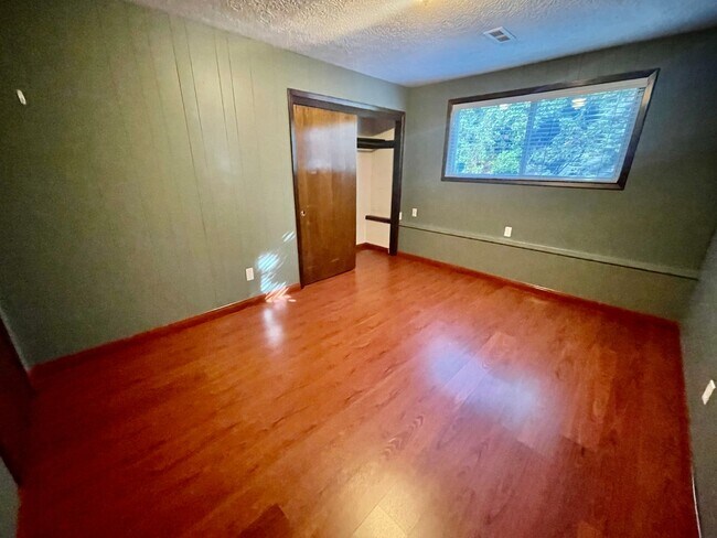 Building Photo - Sprawling 5bd/3bath Split-Level Home | Sto...