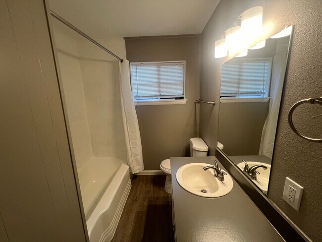 Building Photo - UTA proximity!