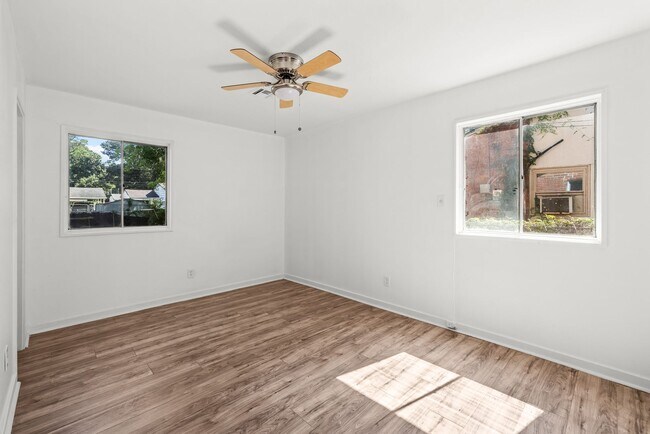 Building Photo - Beautiful 3 Bedroom 2 Bathroom
