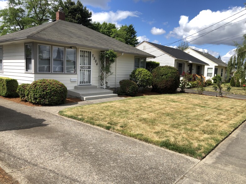 Beautiful bungalow with a fully fenced backyard, nr Fremont bus line. - 8504 NE Fremont St