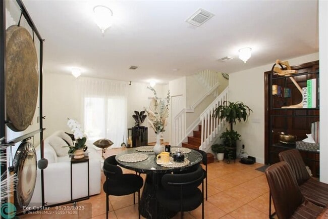 Building Photo - 1305 N 30th Ct