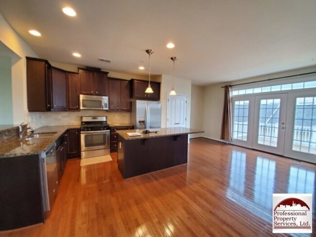 Building Photo - Beautiful Luxury Townhome Near Everything!