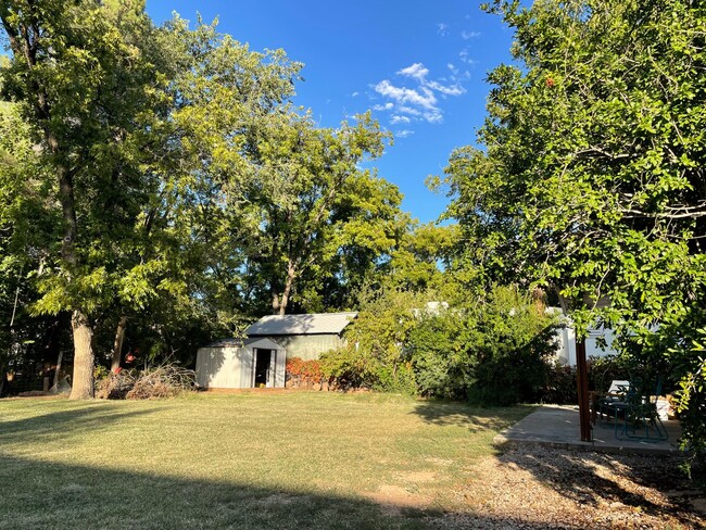 Building Photo - Cozy Historic Hurricane Home