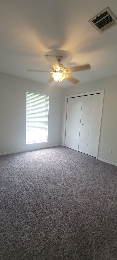 Building Photo - Beautiful 3 bedroom/2 bath with fireplace and huge covered back patio!