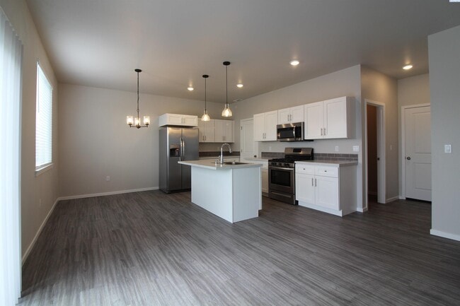 Building Photo - 3 Bed/2.5 Bath West Pasco Townhouse