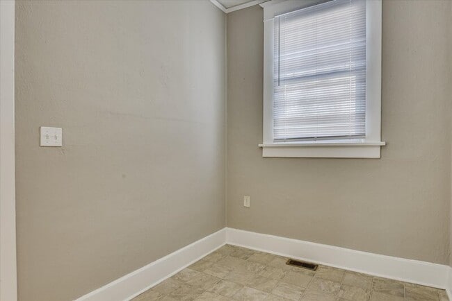 Building Photo - 933 Russell St