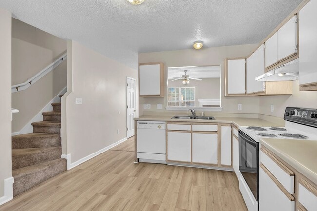 Building Photo - 2 Bed 2.5 Bath Townhome