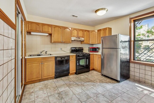 Building Photo - 838 N State St