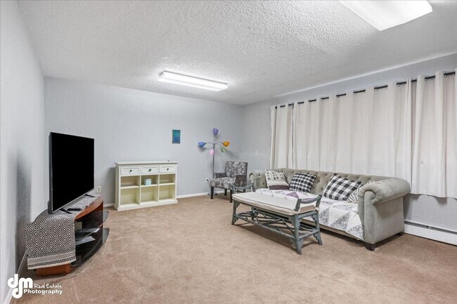 Building Photo - The Single-Family Alternative: 3BD/2BA Triplex Unit with Modern Comforts